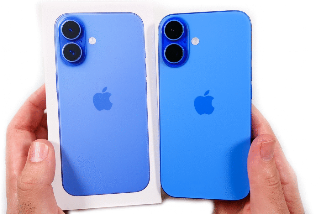 "ब्लू कलर के दो iPhone 16 मॉडल हाथों में पकड़े हुए, एक बॉक्स में और एक बाहर, पीछे की साइड का डुअल कैमरा और Apple लोगो दिखाते हुए।"